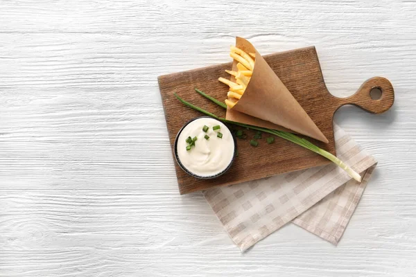 Bol Avec Crème Sure Savoureuse Oignon Vert Frites Sur Table — Photo