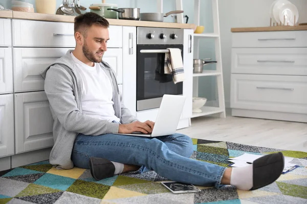 Jovem Com Laptop Trabalhando Casa — Fotografia de Stock