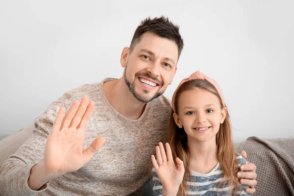 Padre Con Hija Pequeña Vídeo Chat Casa — Foto de Stock