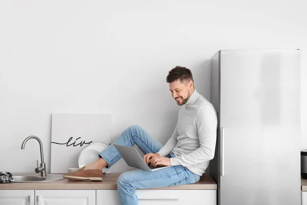 Homem Com Laptop Trabalhando Casa — Fotografia de Stock