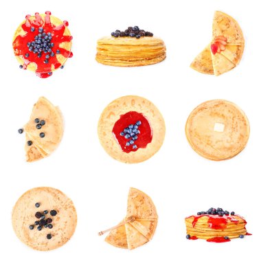 Beyaz arka planda böğürtlenli lezzetli bir blini.