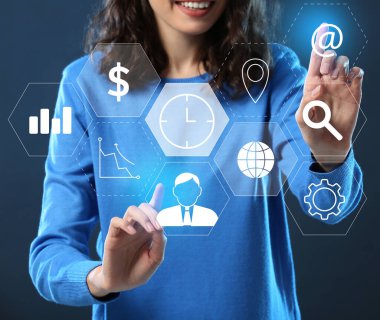 Karanlık arka planda sanal ekran kullanan bir kadın. Zaman yönetimi kavramı