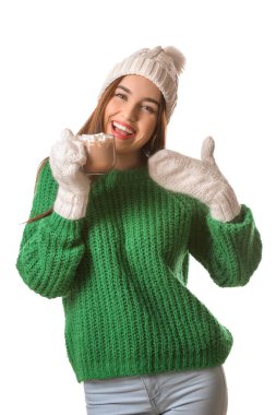 Beyaz arka planda bir fincan sıcak kakaolu güzel bir kadın.