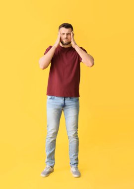 Genç adam arka planda gürültüden muzdarip.