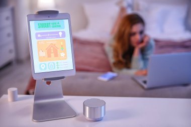 Akıllı ev otomasyonu uygulamalı tablet bilgisayar ve yatak odasında yardımcı aygıt