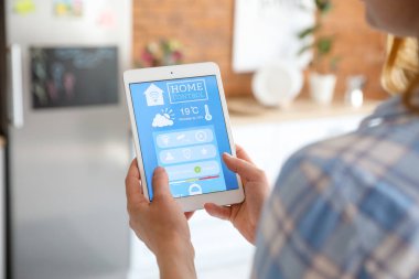 Akıllı ev otomasyonu uygulaması kullanan kadın