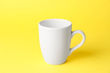 Renk arkaplanındaki boş fincan