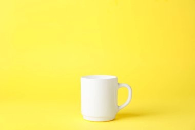 Renk arkaplanındaki boş fincan