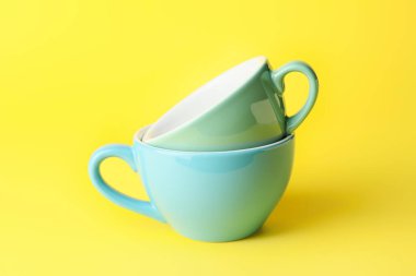 Renk arkaplanındaki boş bardaklar