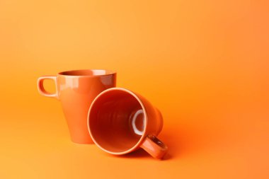 Renk arkaplanındaki boş bardaklar