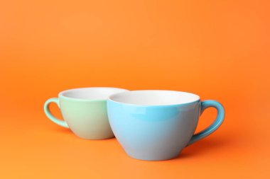 Renk arkaplanındaki boş bardaklar