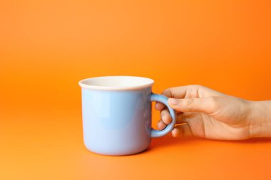 Renk arkaplan üzerinde boş bardak ile kadın el