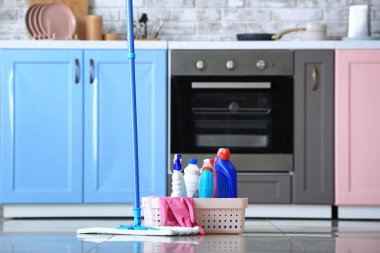 Mutfakta zeminde temizlik malzemeleri seti