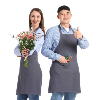 Çiçekçilerin portresi beyaz arka planda baş parmak hareketi gösteriyor.