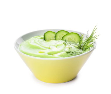 Beyaz arka planda soğuk salatalık çorbası ile kase