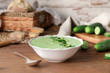 Masada soğuk salatalık çorbası ile kase