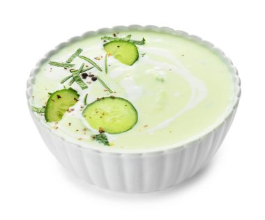 Beyaz arka planda soğuk salatalık çorbası ile kase