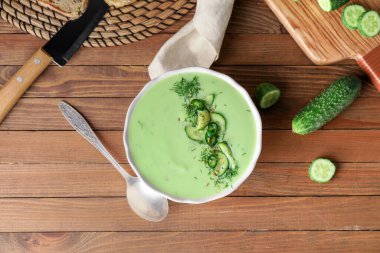 Masada soğuk salatalık çorbası ile kase