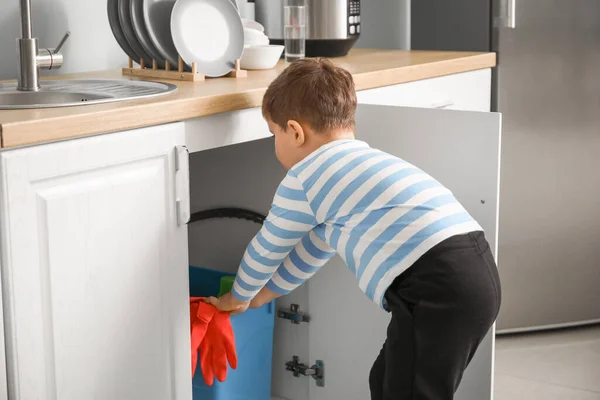 Маленький Хлопчик Грає Прибиральними Приладдям Вдома — стокове фото