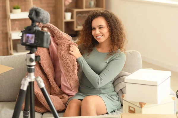 Jovem Blogueira Gravação Vídeo Desempacotar Parcela Casa — Fotografia de Stock