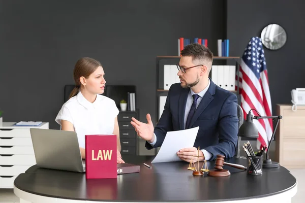 Männlicher Richter Arbeitet Mit Mandant Büro — Stockfoto