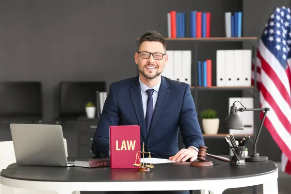 Männlicher Richter Mit Gesetzesbuch Tisch Amt — Stockfoto