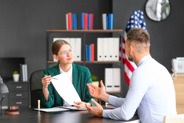 Richterin Arbeitet Mit Mandantin Büro — Stockfoto