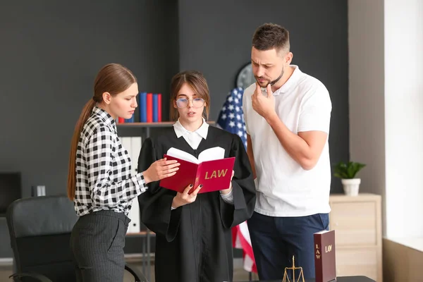 Richterin Arbeitet Mit Paar Amt — Stockfoto