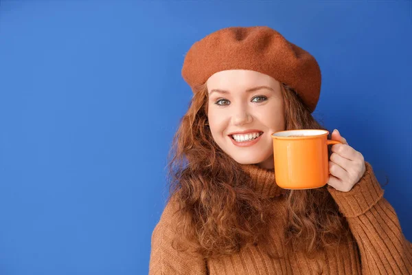 Schöne Junge Frau Mit Einer Tasse Heißem Kakao Auf Farbigem — Stockfoto