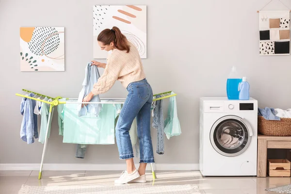 Mujer Joven Haciendo Colada Casa — Foto de Stock