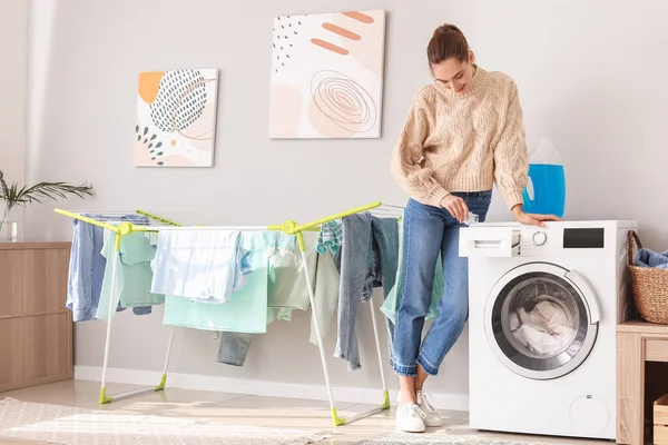 Mujer Joven Haciendo Colada Casa — Foto de Stock