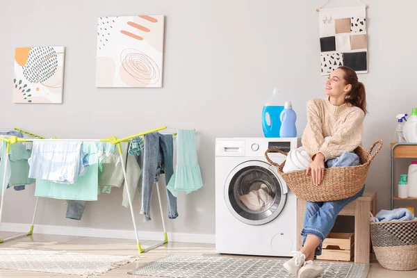 Jonge Vrouw Doet Wasserij Thuis — Stockfoto