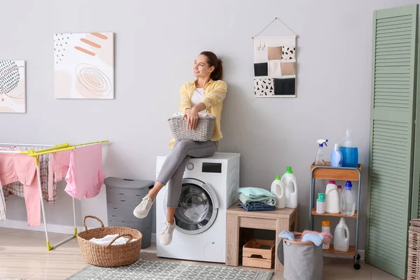 Ung Kvinna Gör Tvätt Badrummet — Stockfoto