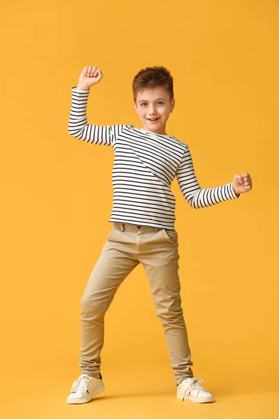 Lindo Niño Bailando Contra Fondo Color — Foto de Stock