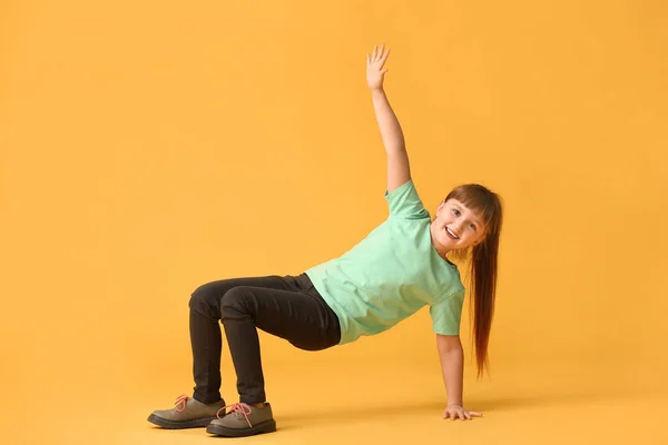 Carino Bambina Che Balla Sullo Sfondo Colore — Foto Stock