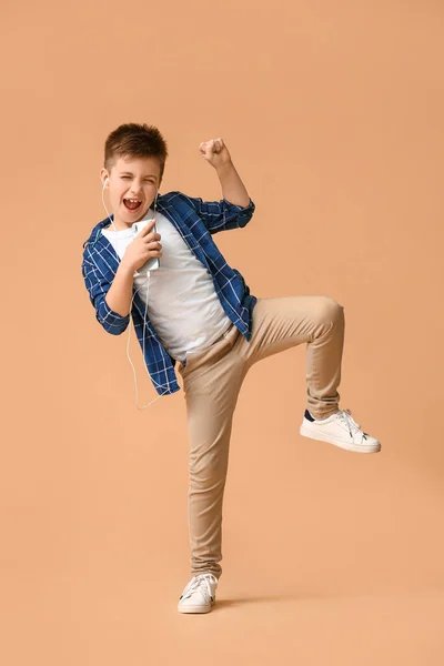 Lindo Niño Bailando Escuchando Música Contra Fondo Color — Foto de Stock