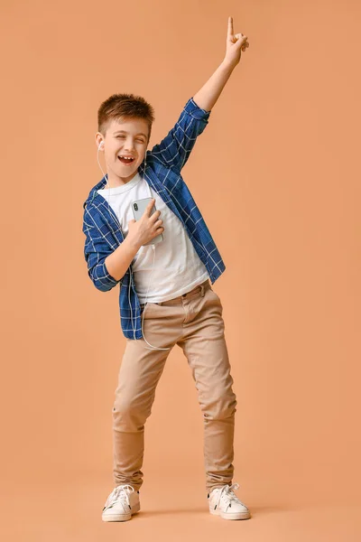 Lindo Niño Bailando Escuchando Música Contra Fondo Color — Foto de Stock