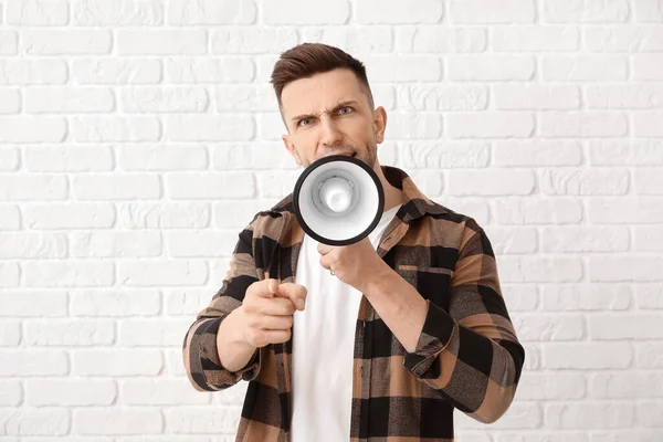 Jovem Emocional Com Megafone Sobre Fundo Branco — Fotografia de Stock