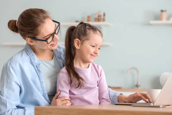 Working Mother Little Daughter Home — Stock Photo, Image