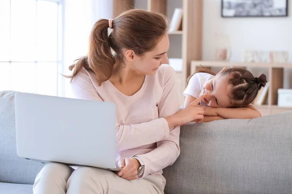 Arbetande Mor Med Liten Dotter Hemma — Stockfoto