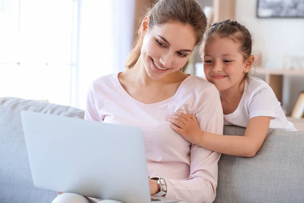 Arbeitende Mutter Mit Kleiner Tochter Hause — Stockfoto