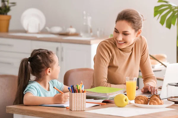 Madre Trabajadora Con Hija Pequeña Casa — Foto de Stock