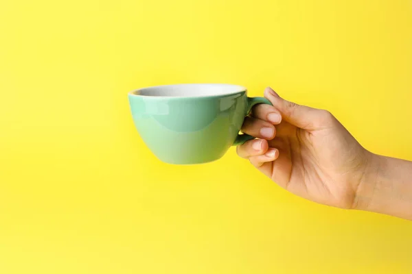 Female Hand Blank Cup Color Background — Stock Photo, Image