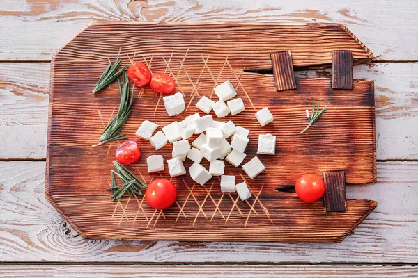 Deska Chutně Krájeným Sýrem Feta Rajčaty Bylinkami Stole — Stock fotografie