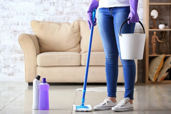 Frau Mit Putzutensilien Zimmer — Stockfoto