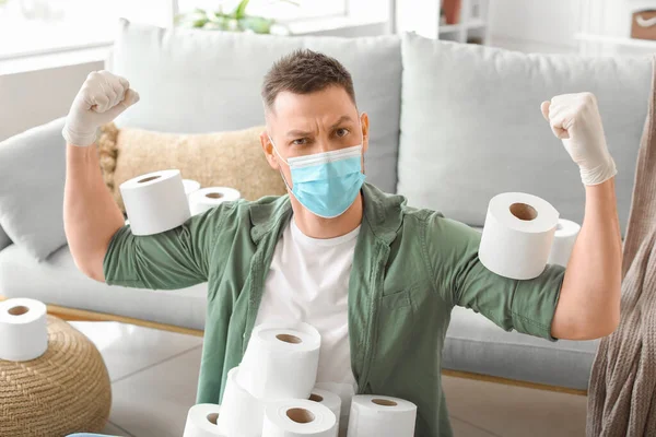 Man Mask Och Med Hög Med Toalettpapper Hemma Begreppet Coronavirus — Stockfoto