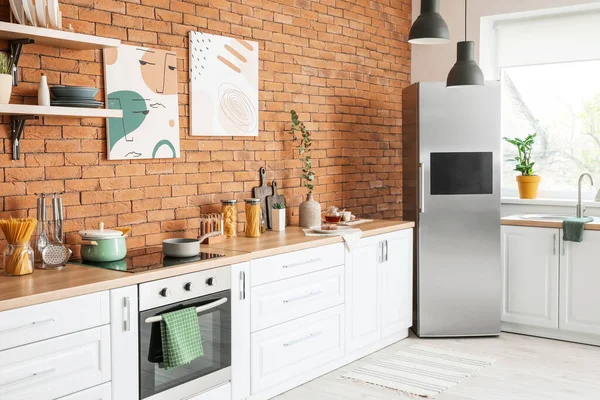 Stijlvol Interieur Van Moderne Keuken Met Grote Koelkast — Stockfoto