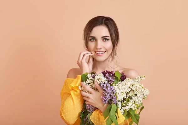 Vacker Ung Kvinna Med Lila Blommor Färg Bakgrund — Stockfoto
