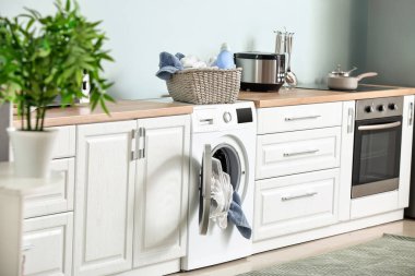 Modern çamaşır makinesiyle mutfağın içi.