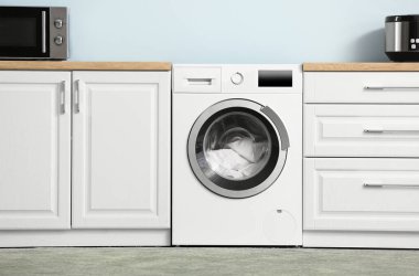 Modern çamaşır makinesiyle mutfağın içi.
